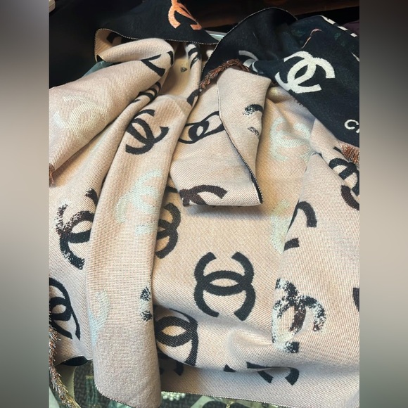 CC Reversible scarf/shawl - Picture 8 of 9